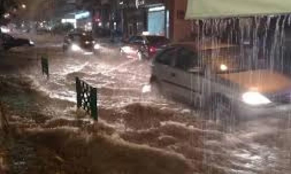 Θεσσαλονίκη: Προβλήματα από την ισχυρή καταιγίδα - Πλημμύρισαν σπίτια